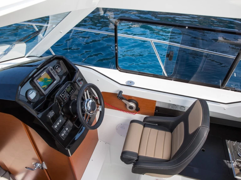 Hire Motorboat Jeanneau with a boat licence