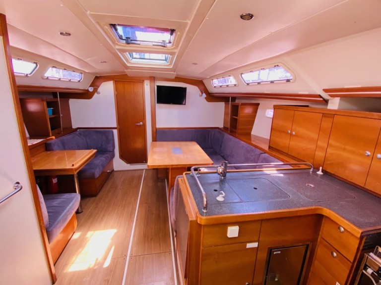 Charter a Hanse Hanse 430 E in Pula on Samboat