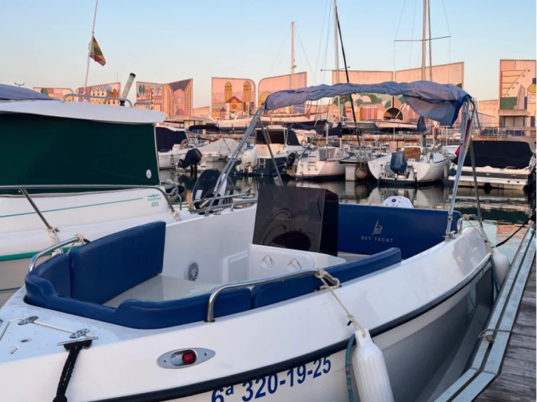 Hire Motorboat Bey Yacht with a boat licence