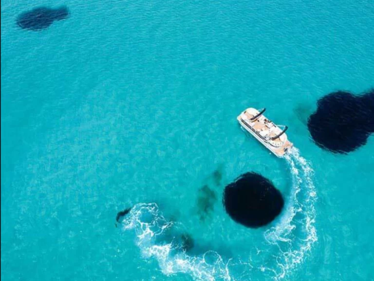 Hire Motorboat with or without skipper Swiss boat ponton Naoussa