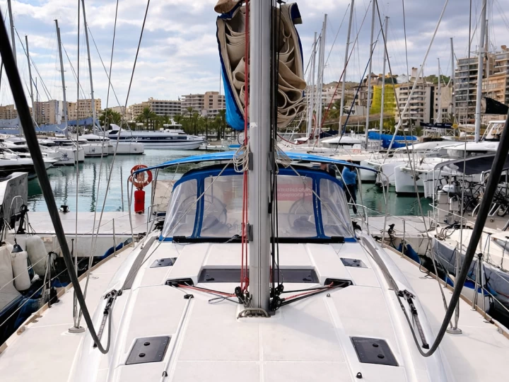 Hire Sailboat Jeanneau with a boat licence