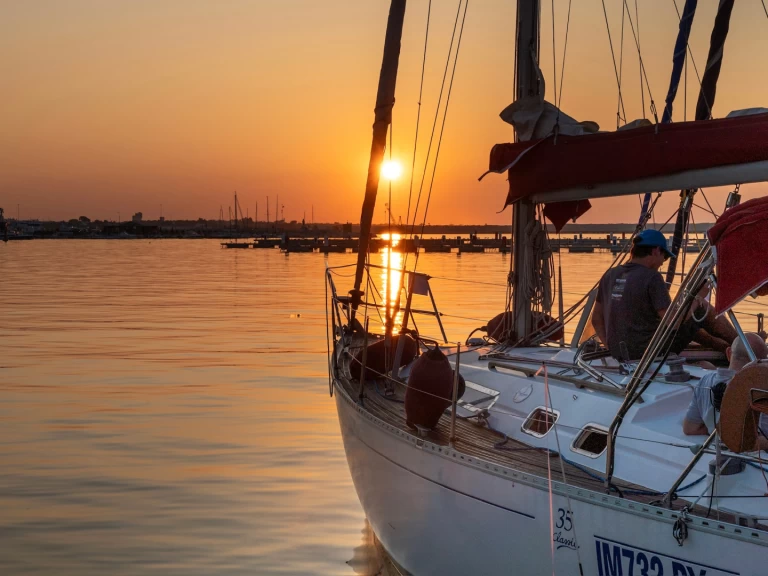 Hire Sailboat with or without skipper Dufour Bari