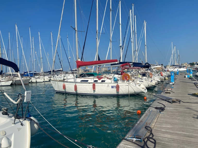 Dufour Dufour 35 Classic charter bareboat or skippered in  Bari