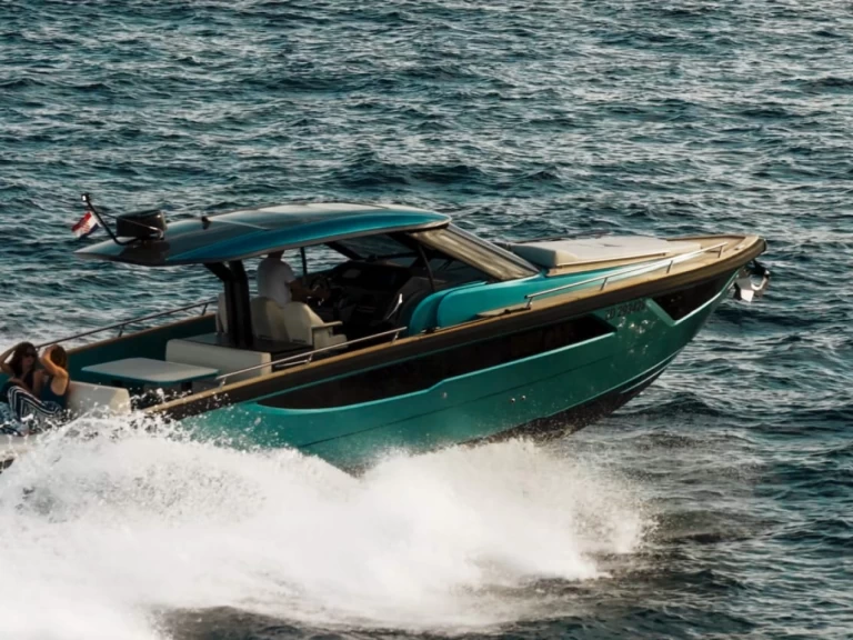 Hire Luxury Yacht FORZA with a boat licence