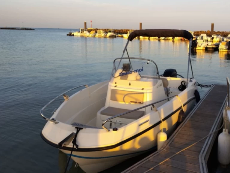 Hire Motorboat Quicksilver with a boat licence