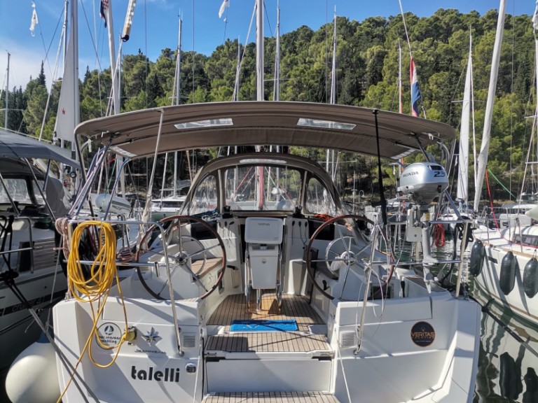 Hire Sailboat Jeanneau with a boat licence