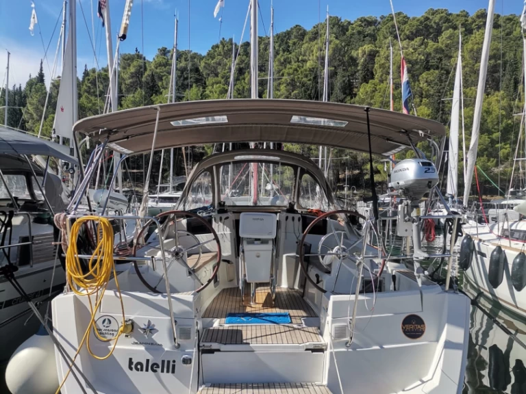 Hire Sailboat Jeanneau with a boat licence