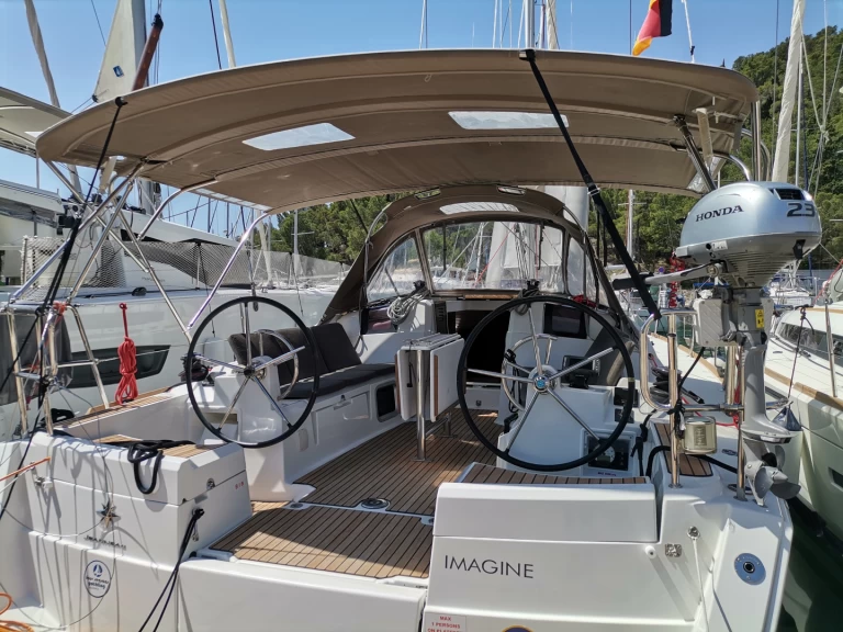 Hire Sailboat Jeanneau with a boat licence