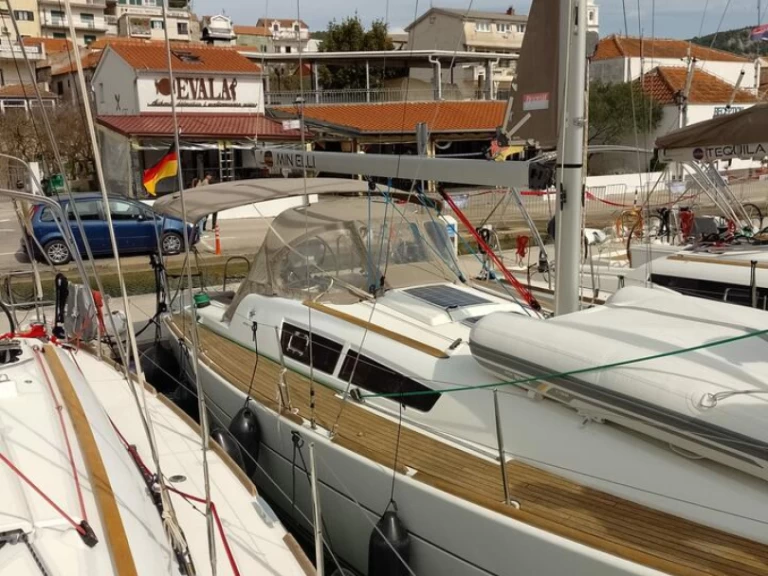 Hire a Jeanneau Sun Odyssey 33i Gouvia