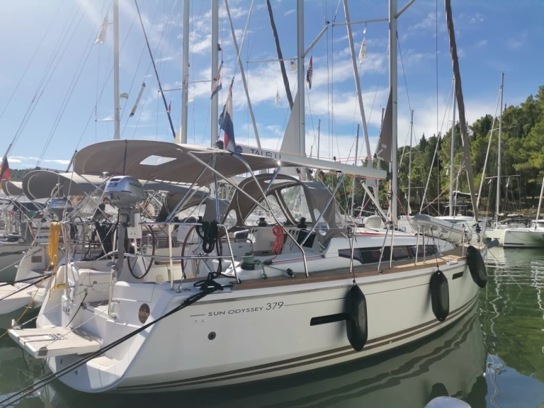 Yacht charter Gouvia - Jeanneau Sun Odyssey 379 on SamBoat