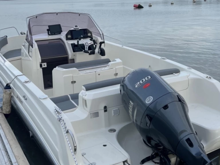 Hire Motorboat Pacific Craft with a boat licence