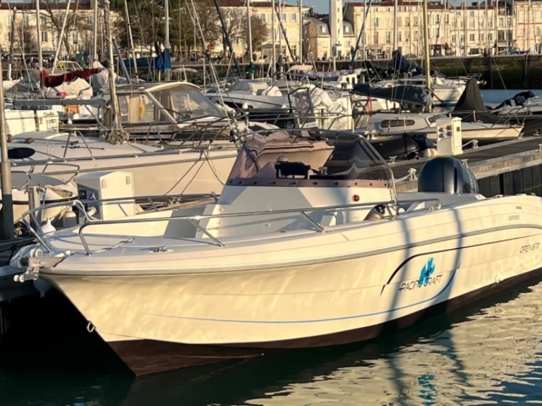 Motorboat to hire La Flotte at the best price