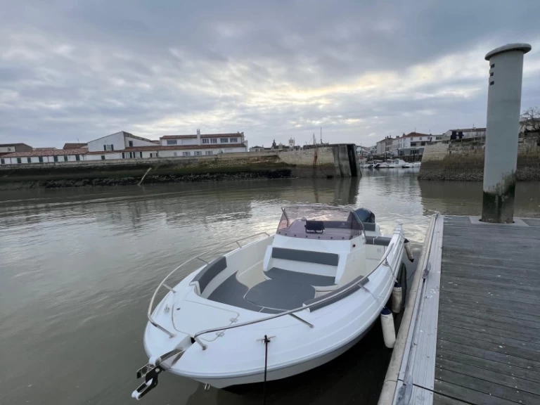 Hire a Pacific Craft Pacific Craft 670 La Flotte