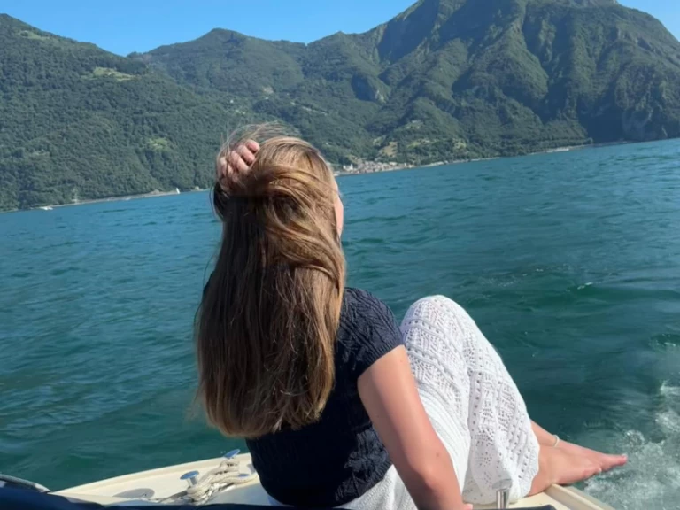 Motorboat to hire Lovere at the best price