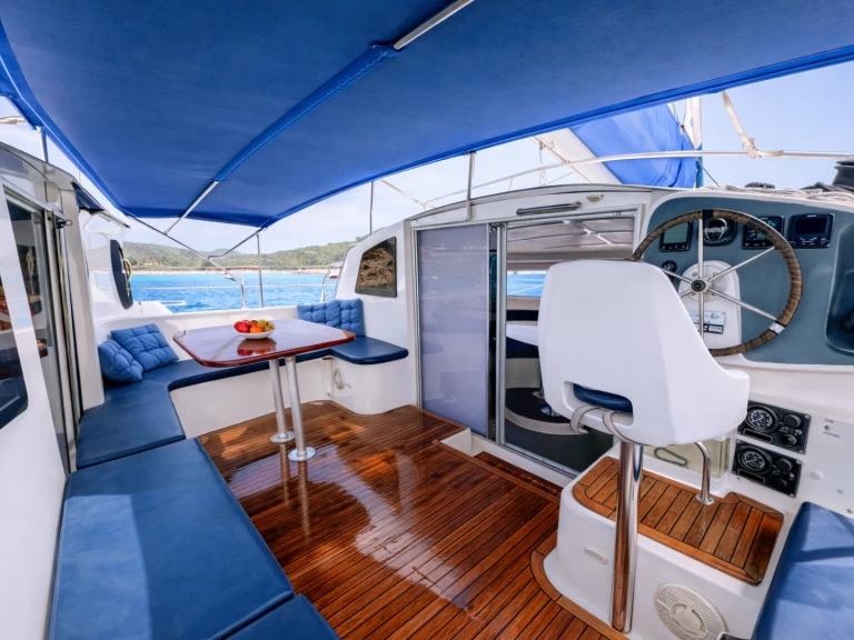 Hire a Fountaine Pajot Athena 38 Porroig