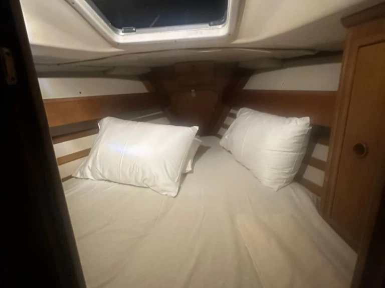 Sailboat hire in Athens - Dromor Apollo 12