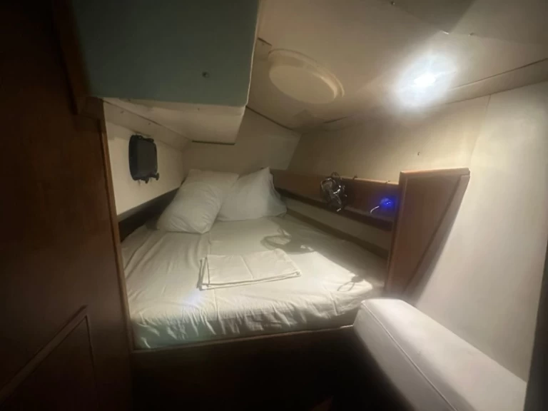 Charter a Dromor Apollo 12 in Athens on Samboat