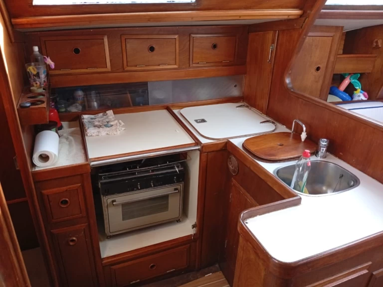 Charter a Dromor Apollo 12 in Athens on Samboat