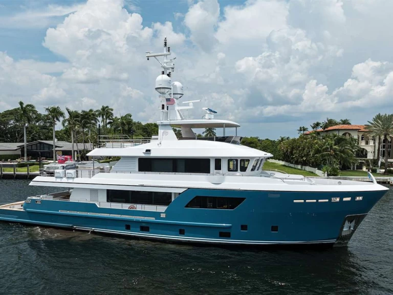Hire Luxury Yacht with or without skipper Cantiere delle Marche Bahamas