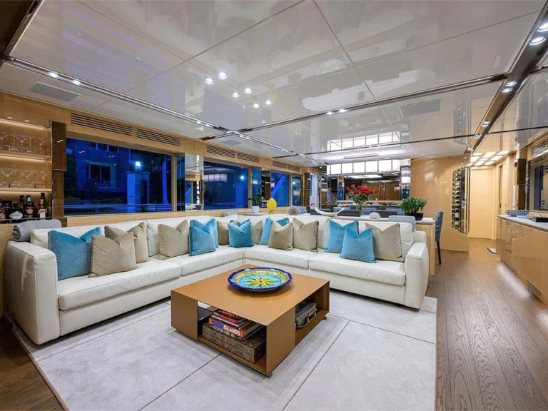 Luxury Yacht to hire Bahamas at the best price