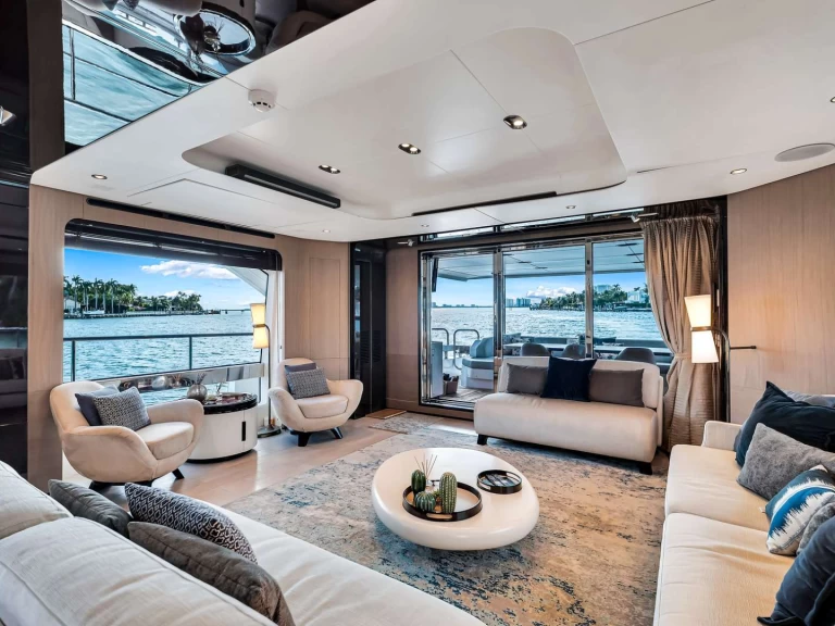 Luxury Yacht to hire Coconut Grove at the best price