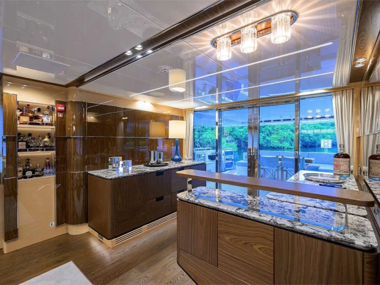 Luxury Yacht to hire Bahamas at the best price
