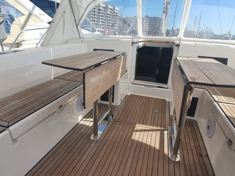 Hire Sailboat Bavaria with a boat licence