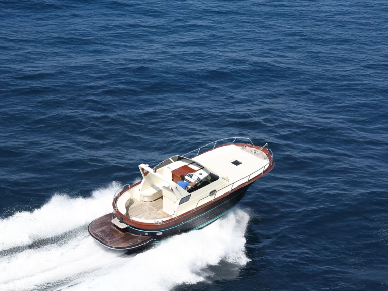 Charter a Jeranto Gozzo 30C in Positano on Samboat