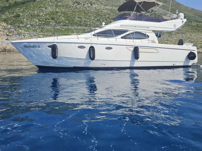 Hire Motorboat CARNEVALLI with a boat licence