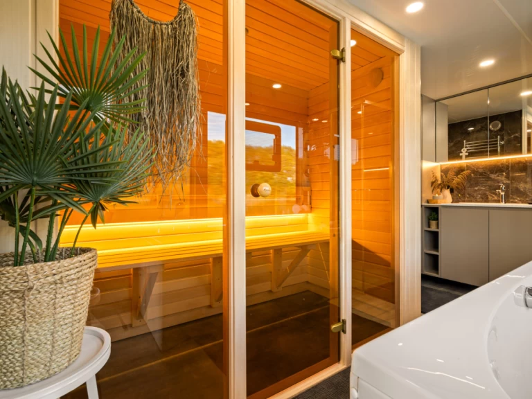 Hire Canal boat Luxboot with a boat licence