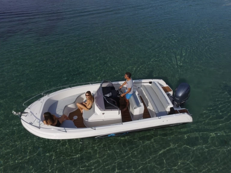 Hire Motorboat Pacific Craft with a boat licence