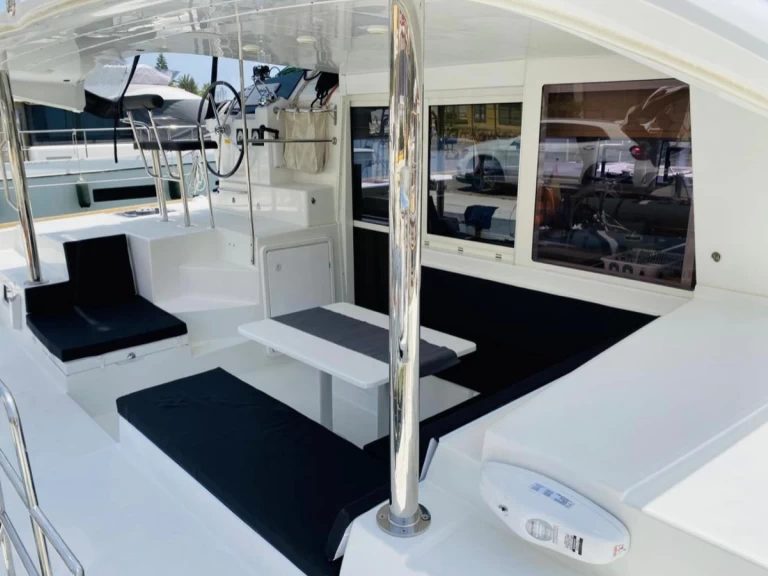 Hire Catamaran Lagoon with a boat licence