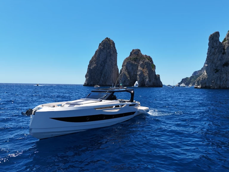 Hire Motorboat Cayman with a boat licence