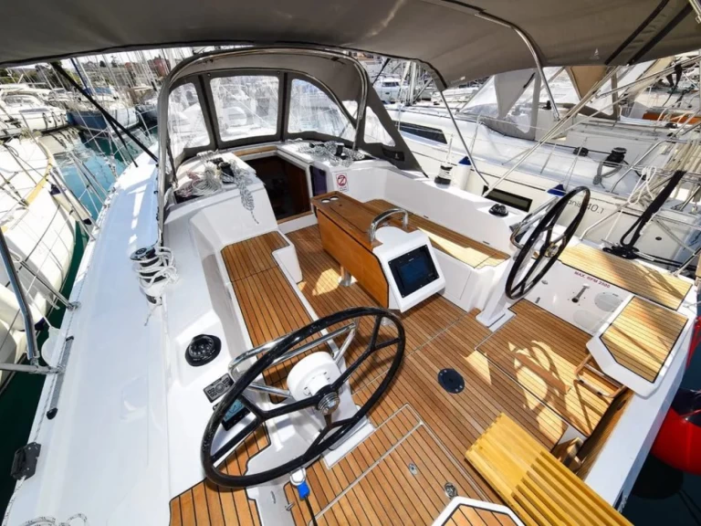 Charter a Bavaria Bavaria C38 in Zadar on Samboat