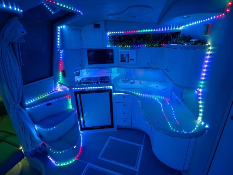 Hire a Sea Ray Sea Ray 400 Sundancer Miami