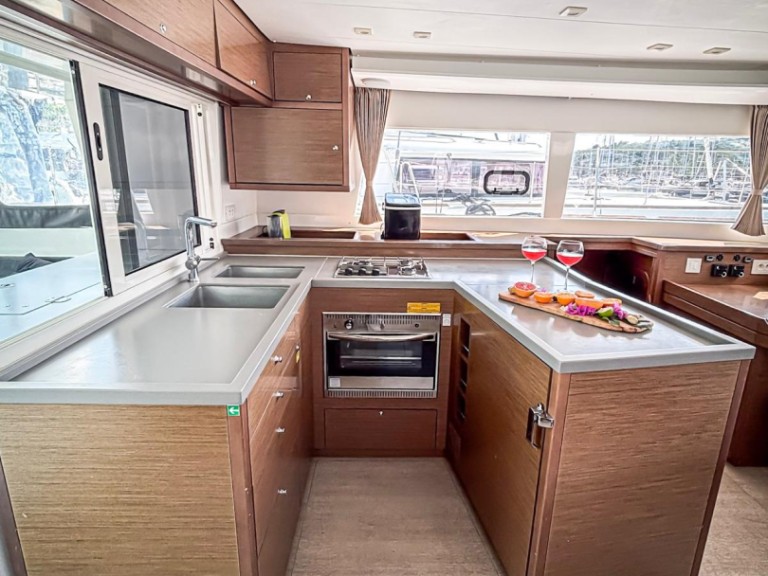 Yacht hire Primošten cheap Lagoon 450 F