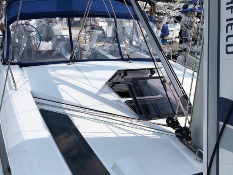 Sailboat to hire Alimos at the best price