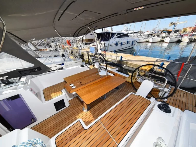 Charter a Bavaria Bavaria C38 in Zadar on Samboat