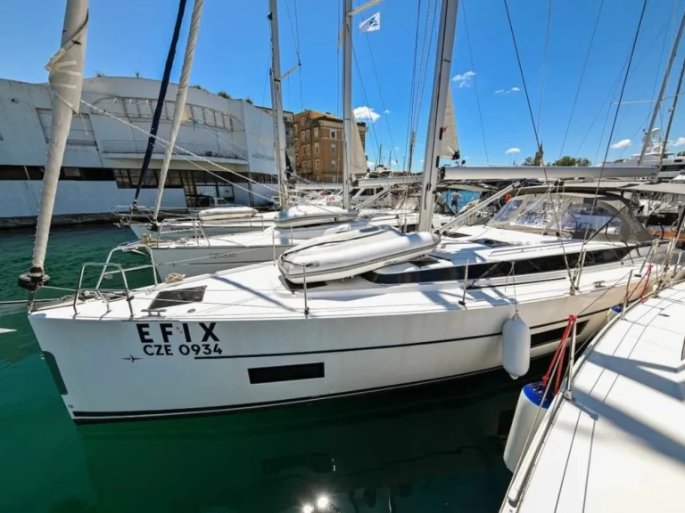 Charter a Bavaria Bavaria C45 in Zadar on Samboat