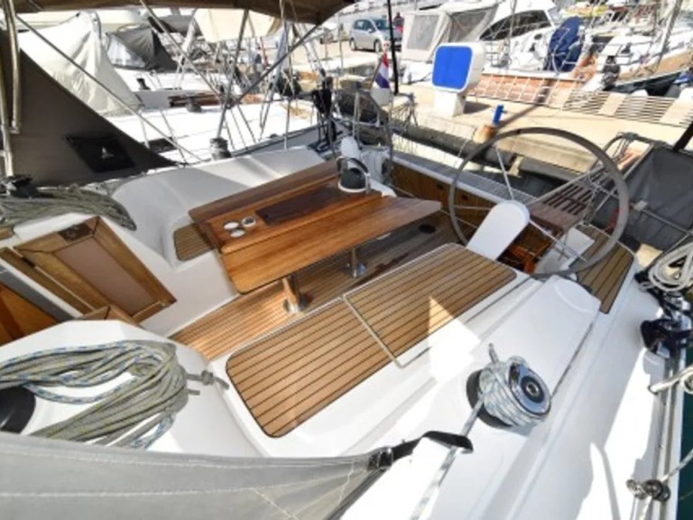 Hire Sailboat Bavaria with a boat licence