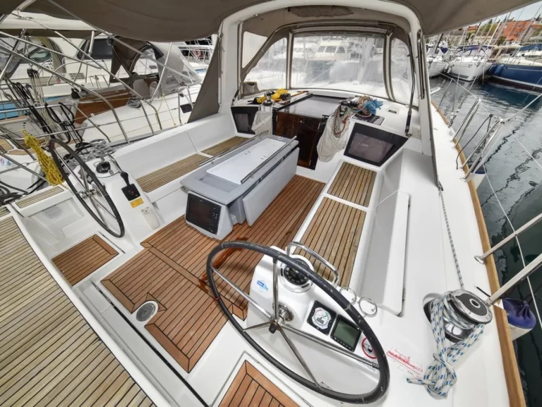 Hire Sailboat Bénéteau with a boat licence