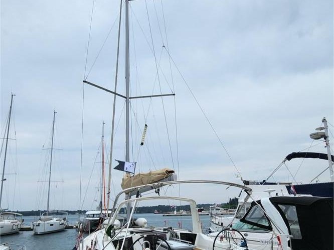 Bénéteau Oceanis 41.1 charter bareboat or skippered in  Pula