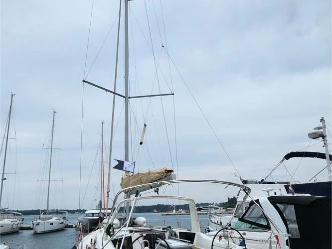 Bénéteau Oceanis 41.1 charter bareboat or skippered in  Pula