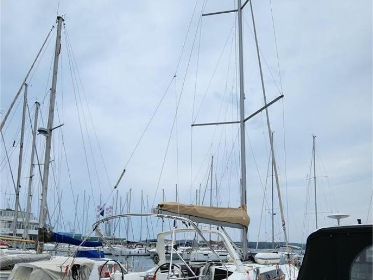 Hire a Bénéteau Oceanis 41.1 Pula