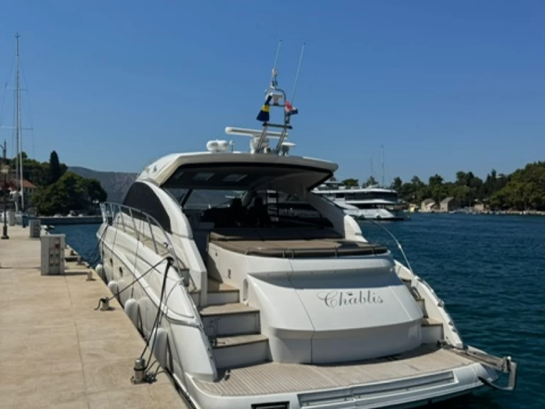 Charter a Princess Princess V53 in Makarska on Samboat