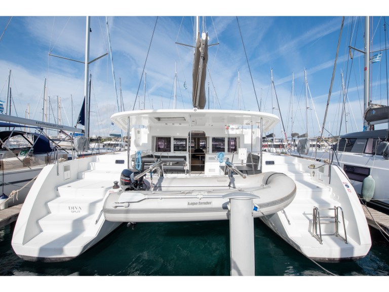 Charter a Lagoon Lagoon 450 F in Lávrio on Samboat