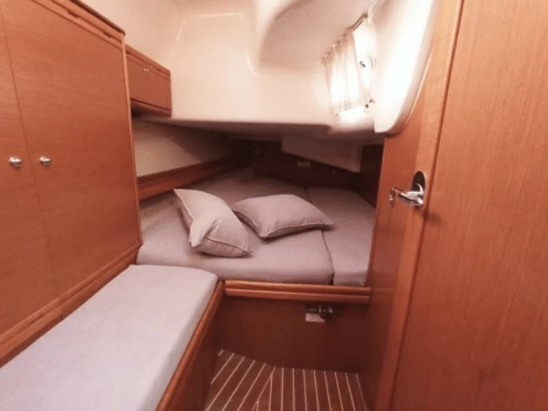 Sailboat to hire Volos at the best price