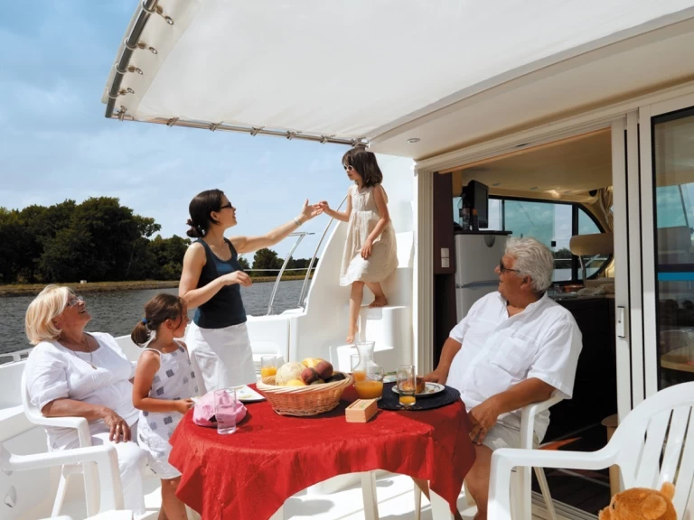 Nicols Estivale Quattro charter bareboat or skippered in  Eembrugge