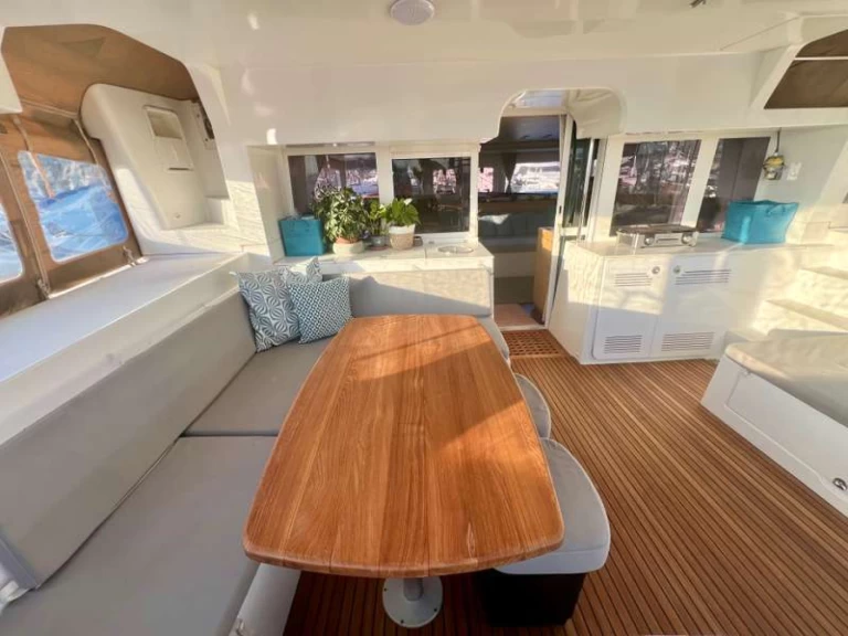 Hire Catamaran Lagoon with a boat licence