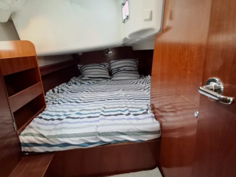 Hire a Bénéteau Oceanis Clipper 423 Martinique